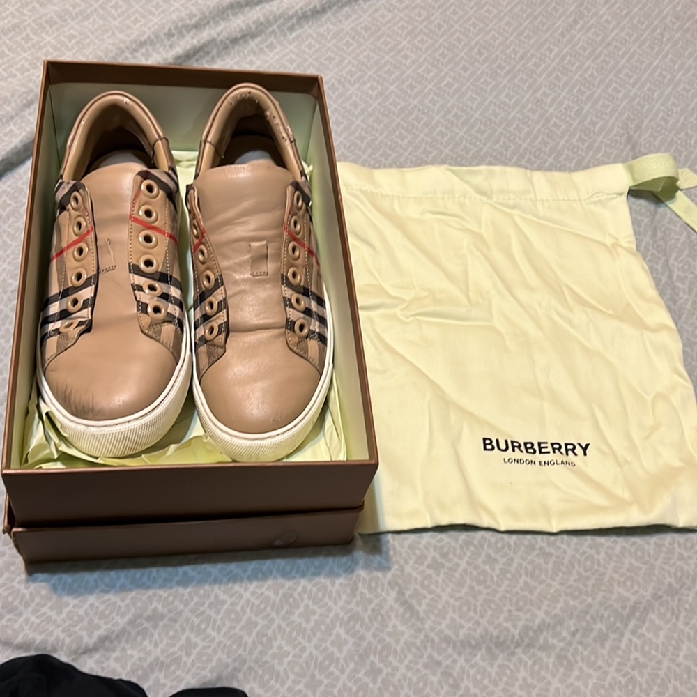 Women Burberry shoes size 5.5 - Picture 2 of 4